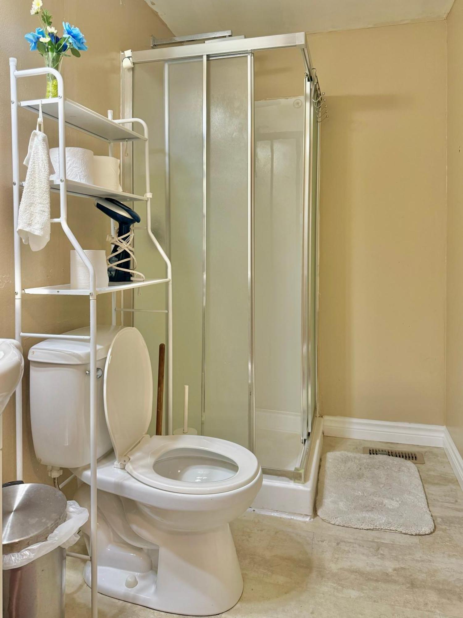 Free Parking Quiet Close To College Homestay Ottawa